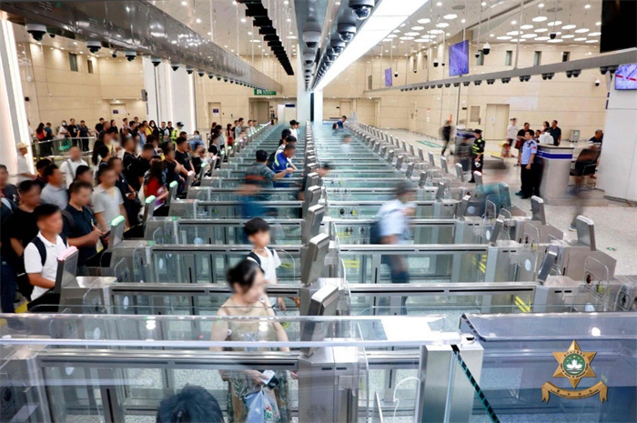 图为横琴口岸验放大厅的自助通道。澳门特区治安警察局供图