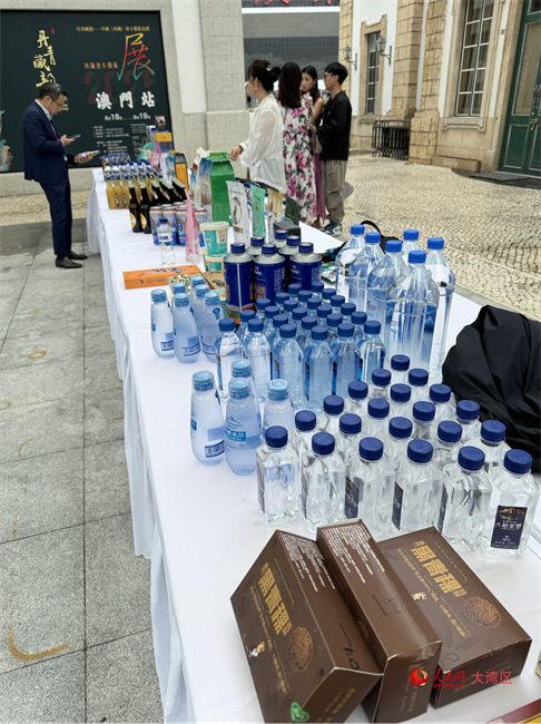 图为经贸推介会展示的拉萨绿色食品等。人民网记者 富子梅摄