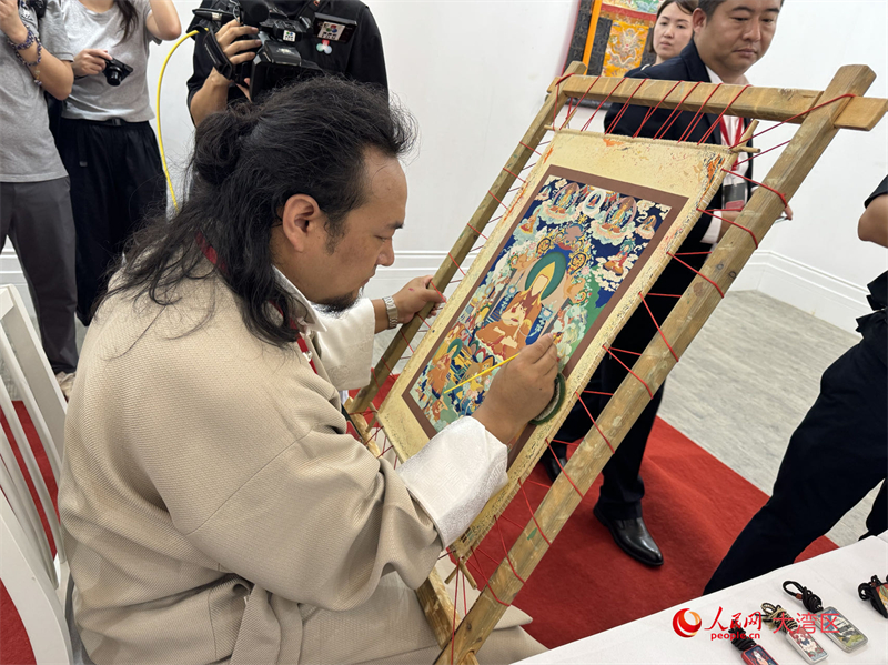 图为专程来澳的唐卡画师现场展示技艺。人民网记者 富子梅摄