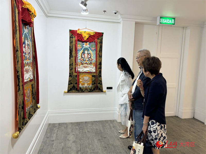 图为观众被精美的唐卡深深吸引。人民网记者 富子梅摄