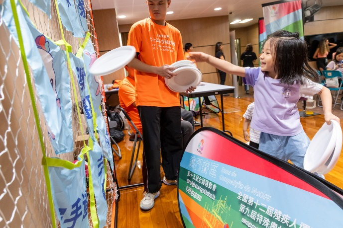 图为“全运社区行”活动吸引孩子们参与。澳门特区文化局供图