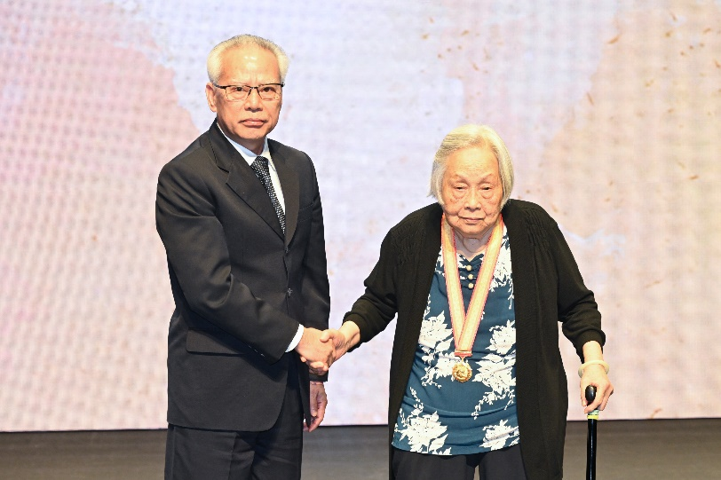 图为岑浩辉向吴丰宇烈士家属吴清华女士颁发纪念章。澳门特区政府新闻局供图