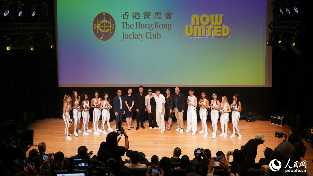 香港赛马会“星动发展计划”成团（曾家莹，左五）。人民网 吴宇扬扬 摄