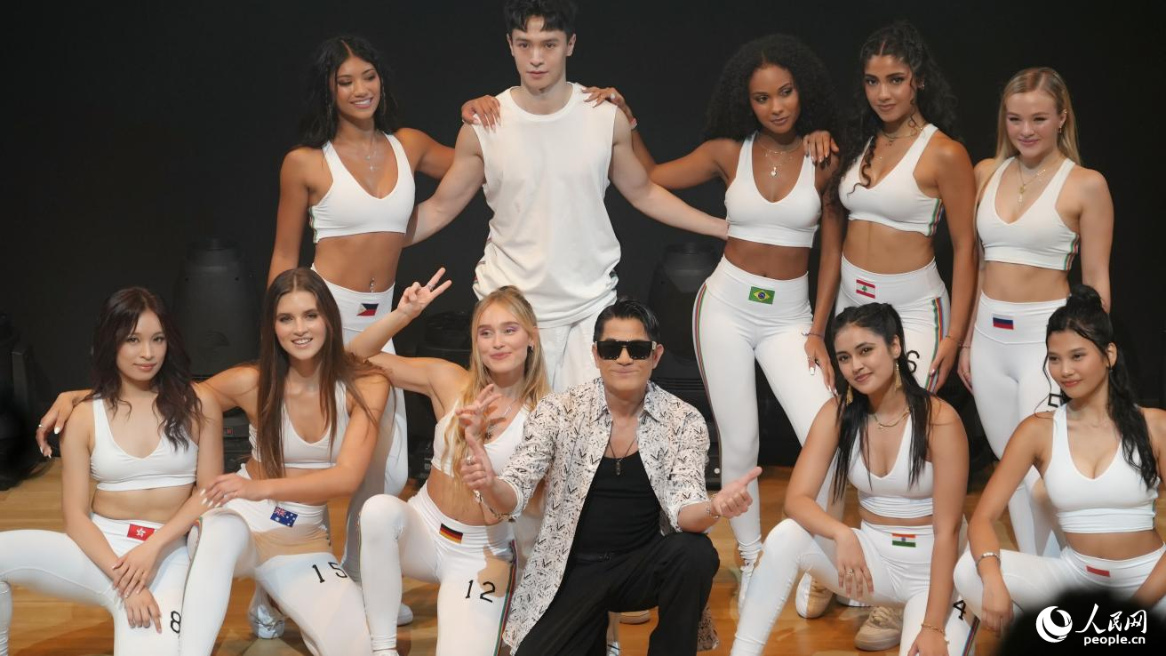 香港艺人郭富城与Now United组合同台演出。人民网 吴宇扬扬摄