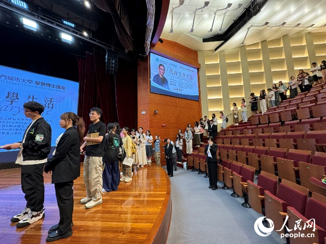 图为等待签名的同学们排起长队。人民网 记者富子梅摄