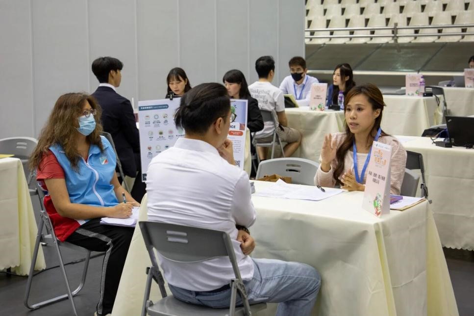 劳工局与教青局合办“澳门青年就业配对会及职前辅导会”。澳门劳工局供图