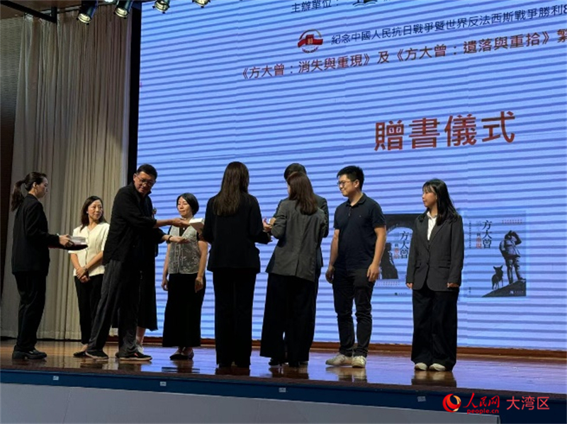 图为冯雪松和赵香玲向澳门青年事务委员会委员等赠书。人民网记者 富子梅摄