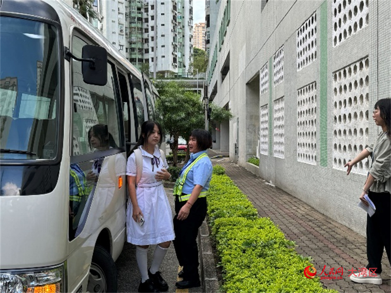 图为澳门培华中学高一年级叶栩栩同学乘坐专车到达学校。（本报记者富子梅摄）