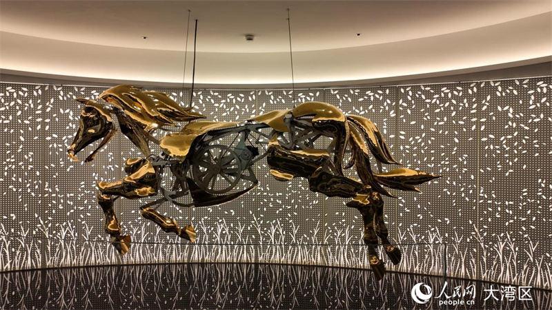 “骏马奔腾”装置供市民及旅客打卡。人民网 严小晶摄