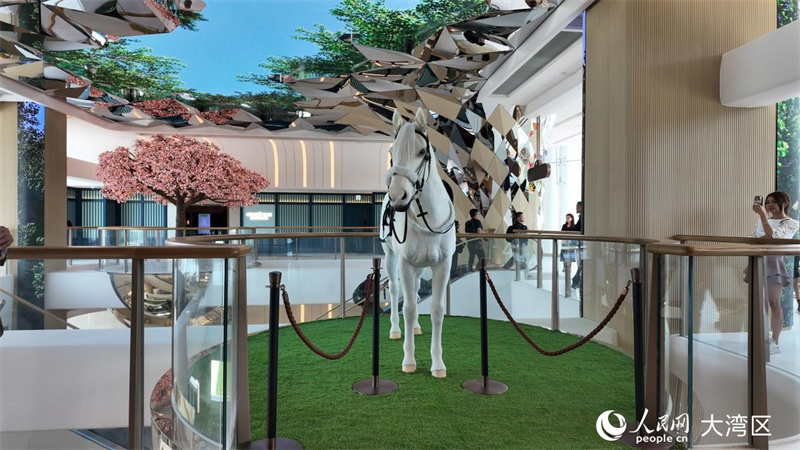 实物大小的机械马。人民网 严小晶 摄