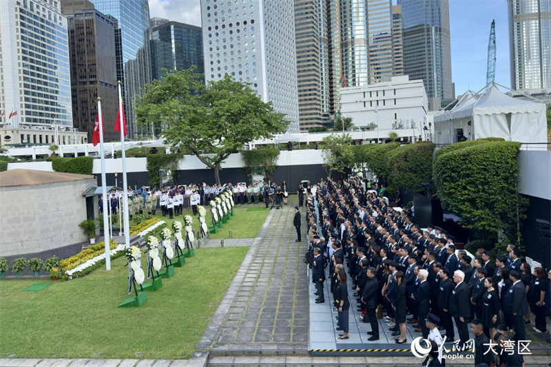 纪念仪式现场。人民网 严小晶摄