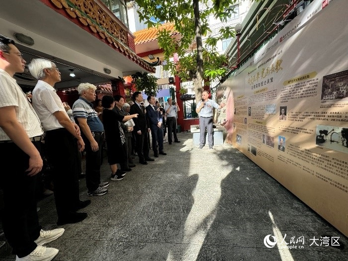 与会嘉宾参观在新桥社区举办的展览。（本报记者富子梅摄）