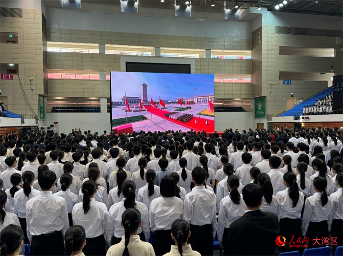 澳门特区政府官员、青年学生代表及社会各界人士在澳门理工大学观看纪念大会直播。人民网记者 富子梅摄