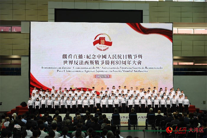 直播纪念大会开始前，学生合唱团演唱《追寻》《如愿》等歌曲。人民网记者 富子梅摄