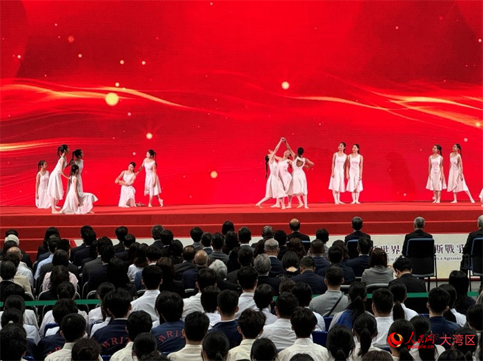 直播纪念大会开始前，澳门学生表演舞蹈《奔涌的礼赞》。人民网记者 富子梅摄
