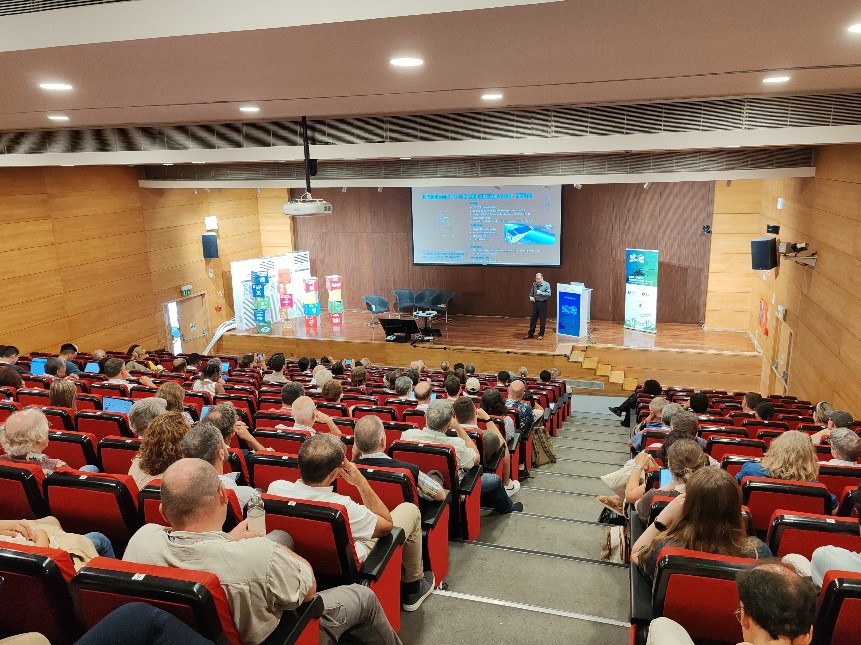 “澳科一号”卫星首席科学家、澳门科技大学讲座教授张可可向IAGA全球大会作特邀科学报告。澳门科技大学供图