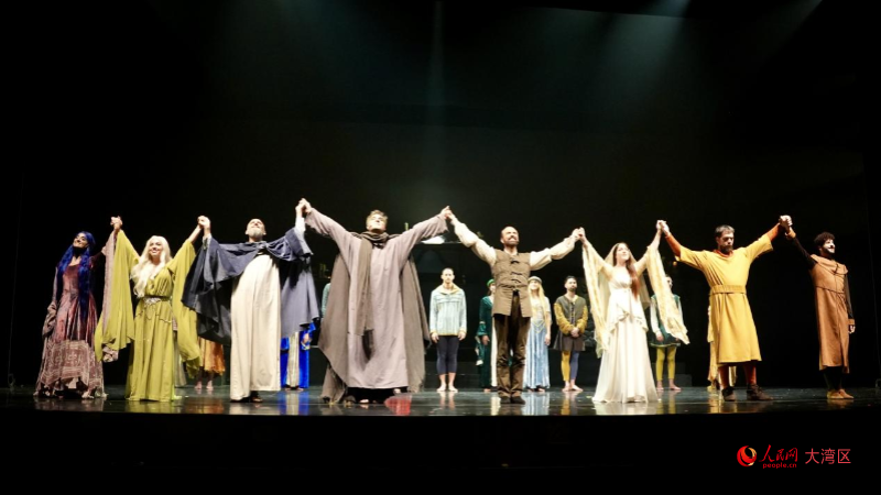 意大利音乐剧《神曲》演员谢幕。人民网 严小晶摄