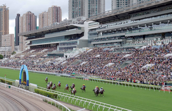 图2.香港新赛马季在沙田马场开跑，风雨无阻马迷热情。主办方供图