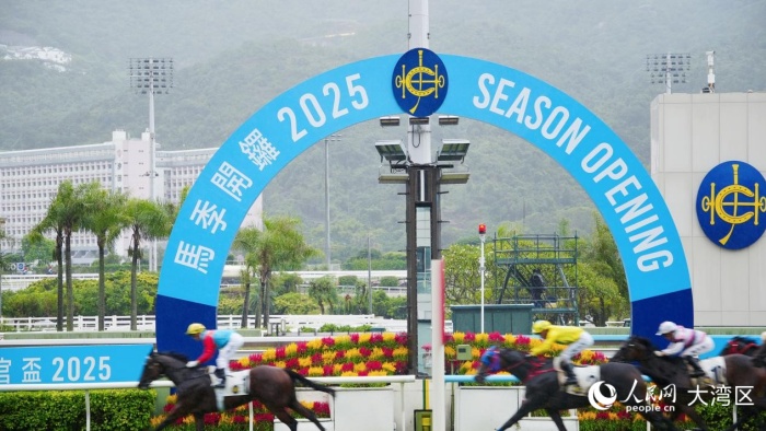 图3.香港赛驹“嘉应高升”在潘顿的策骑下勇夺“香港特区行政长官杯”。人民网 吴宇扬扬摄