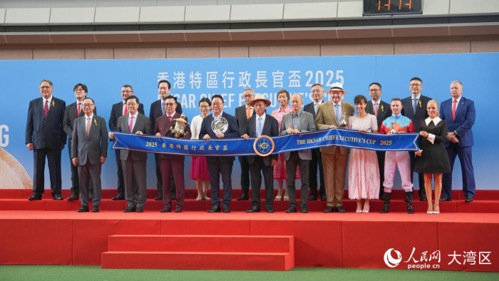 图4.香港特区行政长官李家超为夺冠的“嘉应高升”团队颁发奖杯。人民网 吴宇扬扬摄