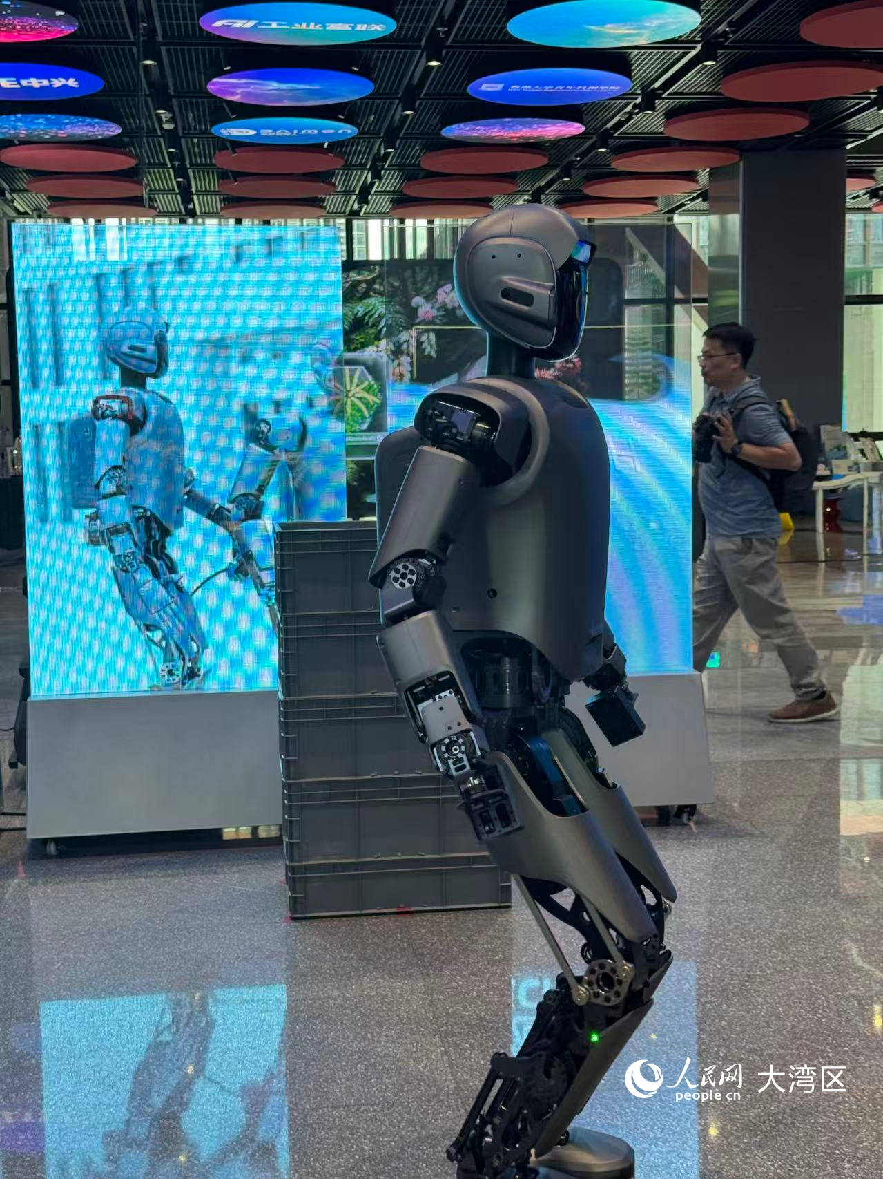 前海深港青年梦工场内部的展示机器人。人民网记者 谢莹摄