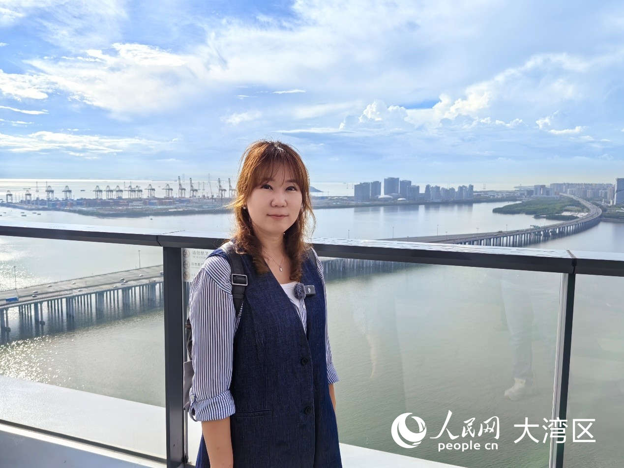 人民网外籍专家河贞美在前海嘉里中心高层“打卡”。人民网记者 王晶摄