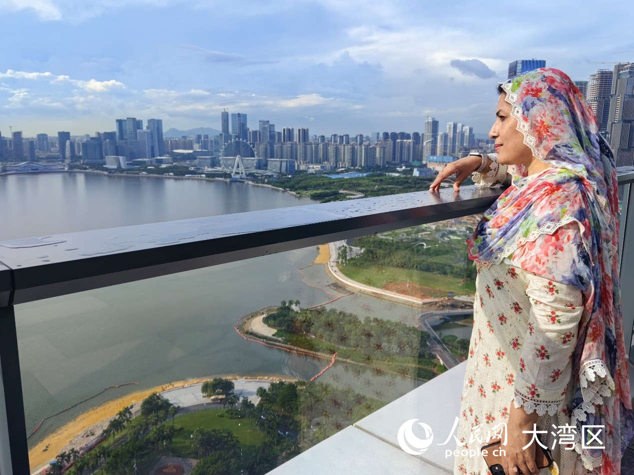 人民网外籍专家萨拉俯瞰深圳湾海岸线。人民网记者 王晶摄