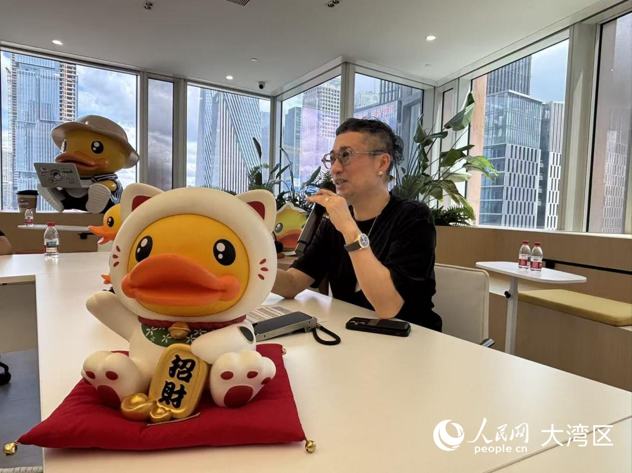 小黄鸭德盈控股国际有限公司董事会主席、执行董事兼品牌创办人许夏林接受人民网采访。 周锦佳摄