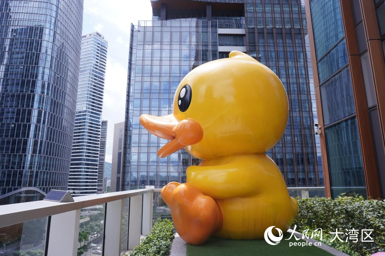 大楼间的小黄鸭模型。 周红芝摄