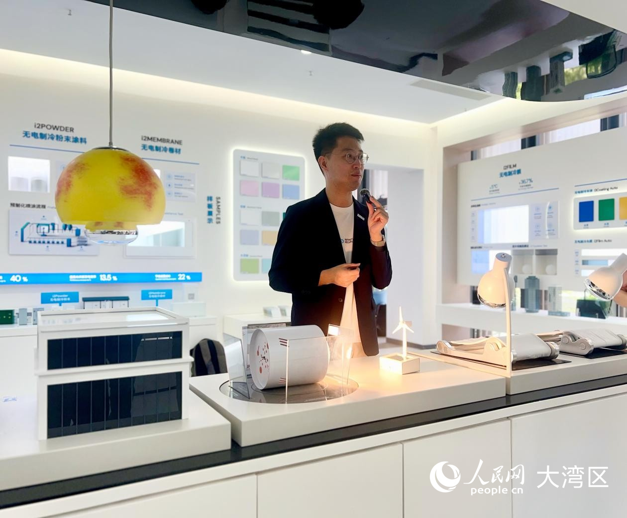 创冷科技联合创始人兼CEO朱毅豪为人民网“2025中外记者看深圳”调研团讲解。人民网记者 崔越摄