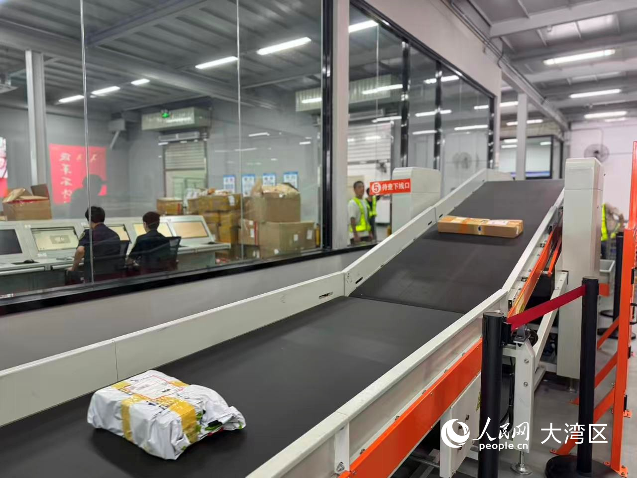 深圳跨境贸易物流监管中心内部。 人民网记者 赵健摄