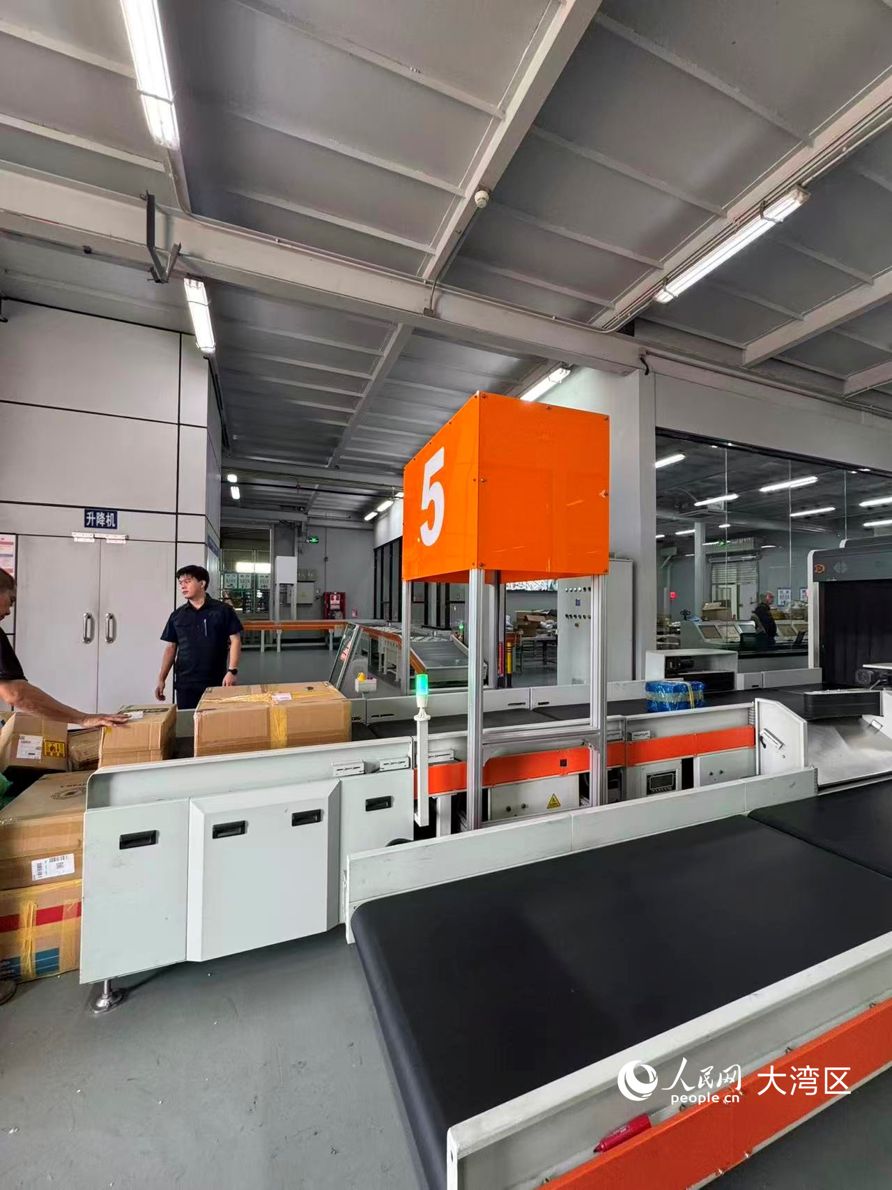 深圳跨境贸易物流监管中心内部。 人民网记者 谢莹摄