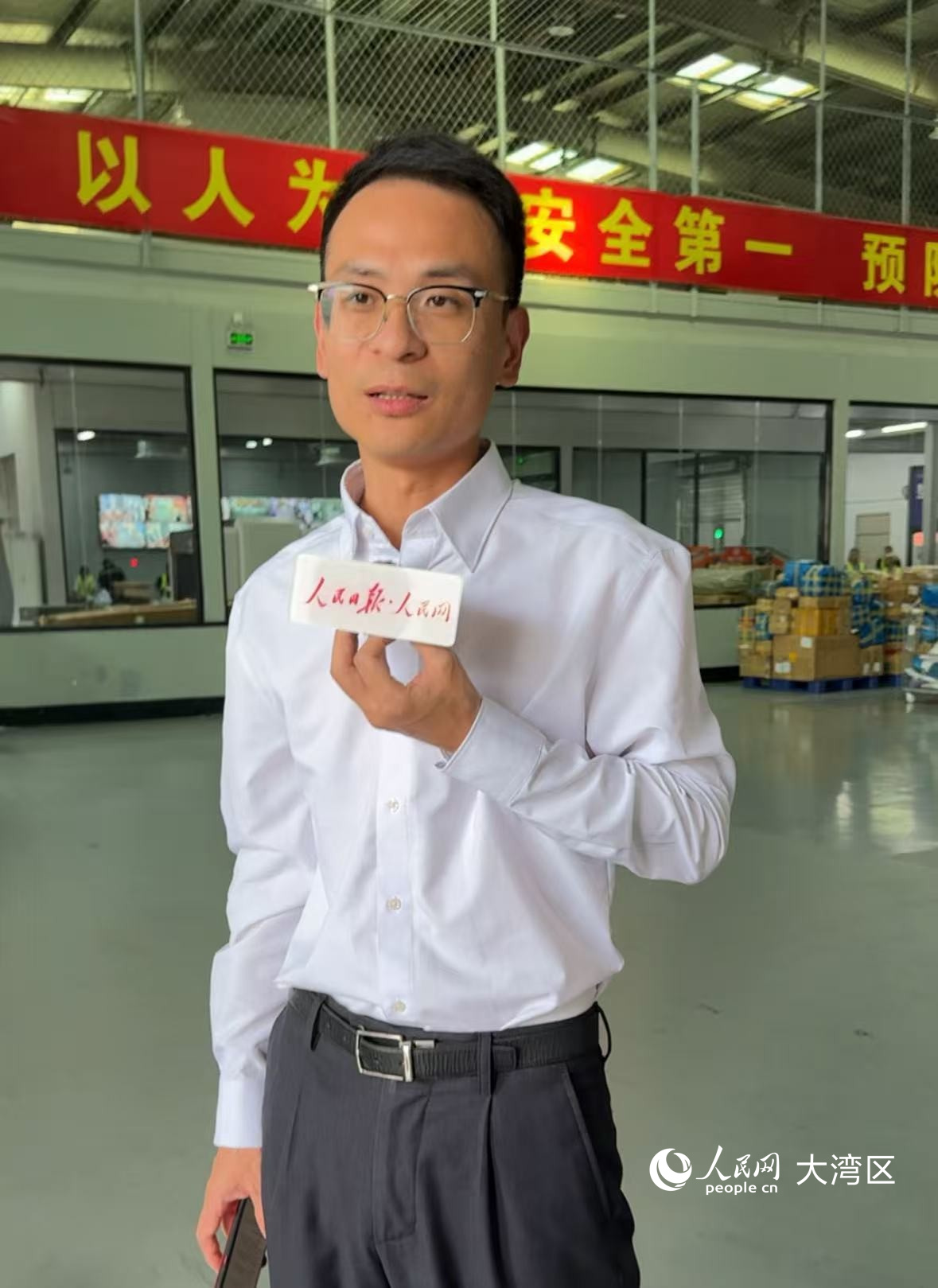 深圳跨境贸易物流监管中心副总经理郑荡接受人民网记者采访。 人民网记者 谢莹摄