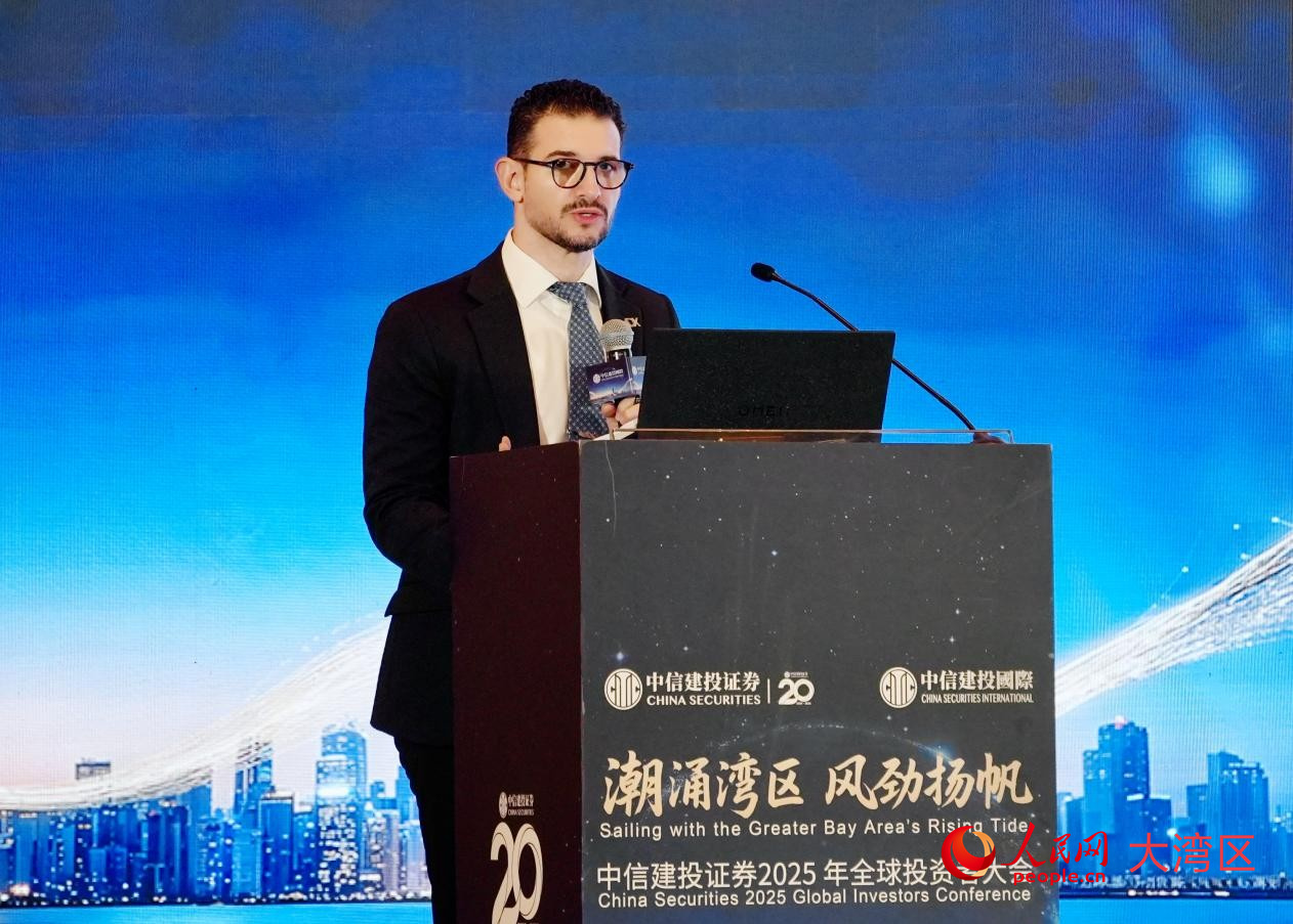 阿布扎比证券交易所代理首席资本市场官Aymen Triki现场分享。人民网 严小晶摄