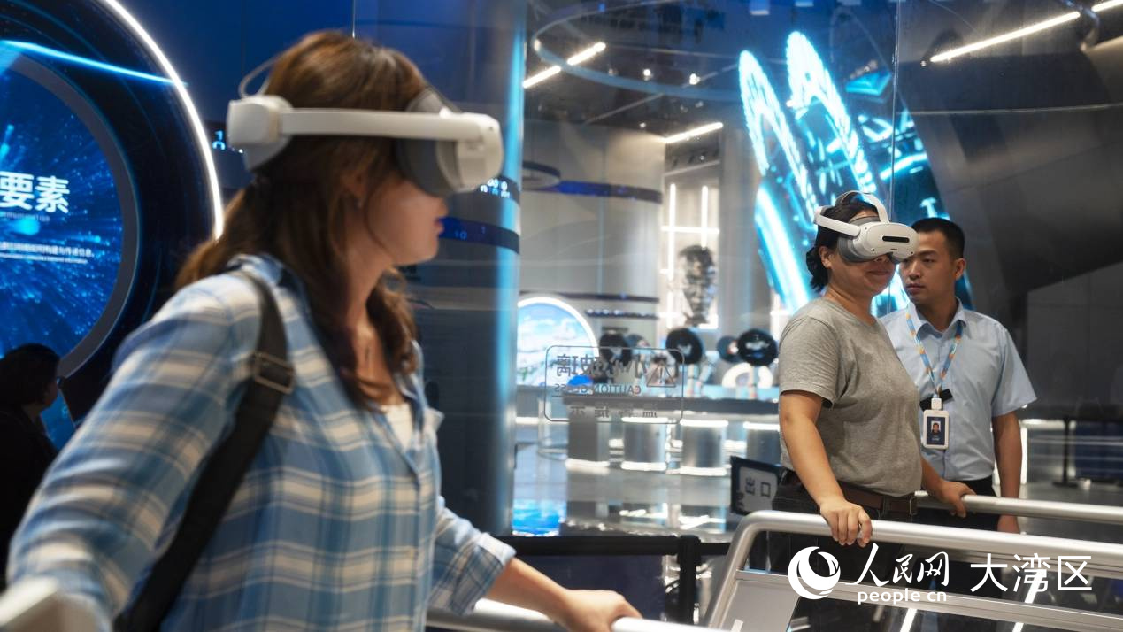 人民网外籍使用AR设备观看城市。 人民网 俄布拉依摄