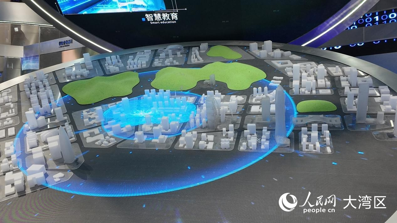深圳城市AR互动眺望装置。 人民网 周锦佳摄
