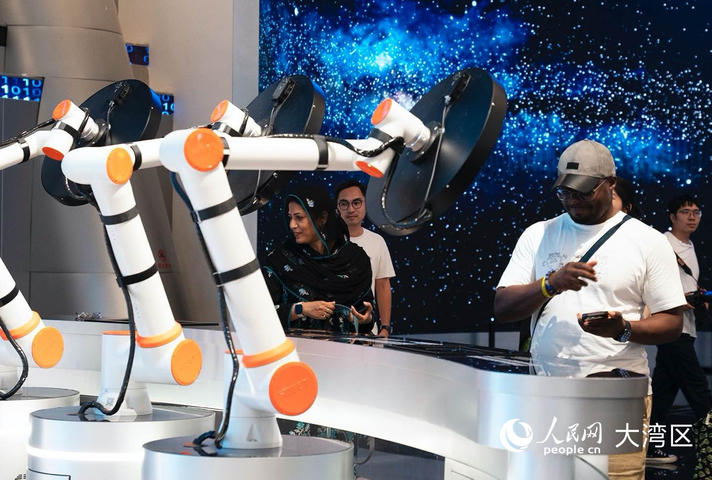 人民网外籍专家和“瞳孔”互动。 人民网 俄布拉依摄