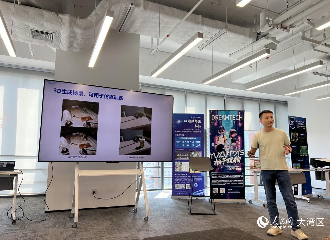 追梦每刻科技产品负责人蒋磊为人民网“2025中外记者看深圳”调研团讲解。人民网记者 崔越摄