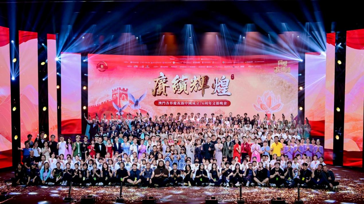 图为260多位演员同台同声歌祖国。主办方供图