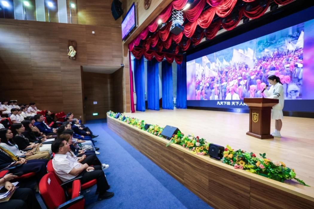 图为圣若瑟教区中学第六校同学走上舞台讲中国故事。主办方供图