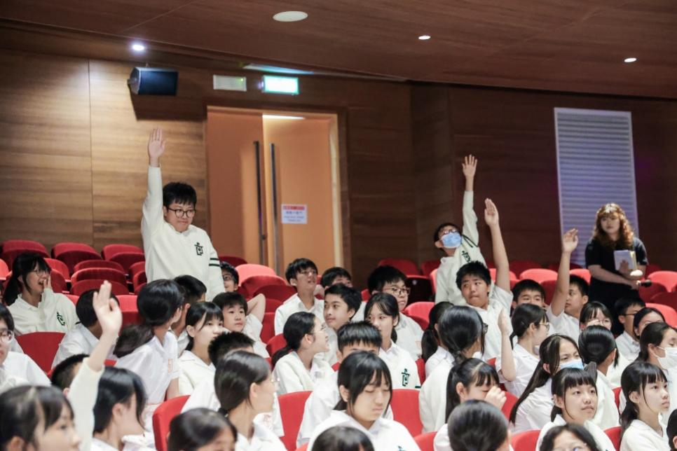 图为同学们踊跃举手与台上演讲同学互动。主办方供图