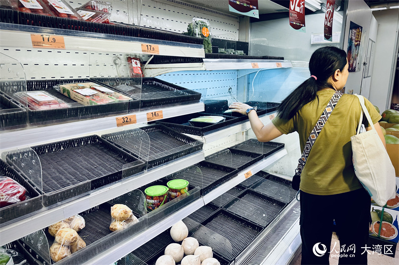 图.台风“桦加沙”来临前夕，香港超市货架被抢购一空。人民网 吴宇扬扬 摄