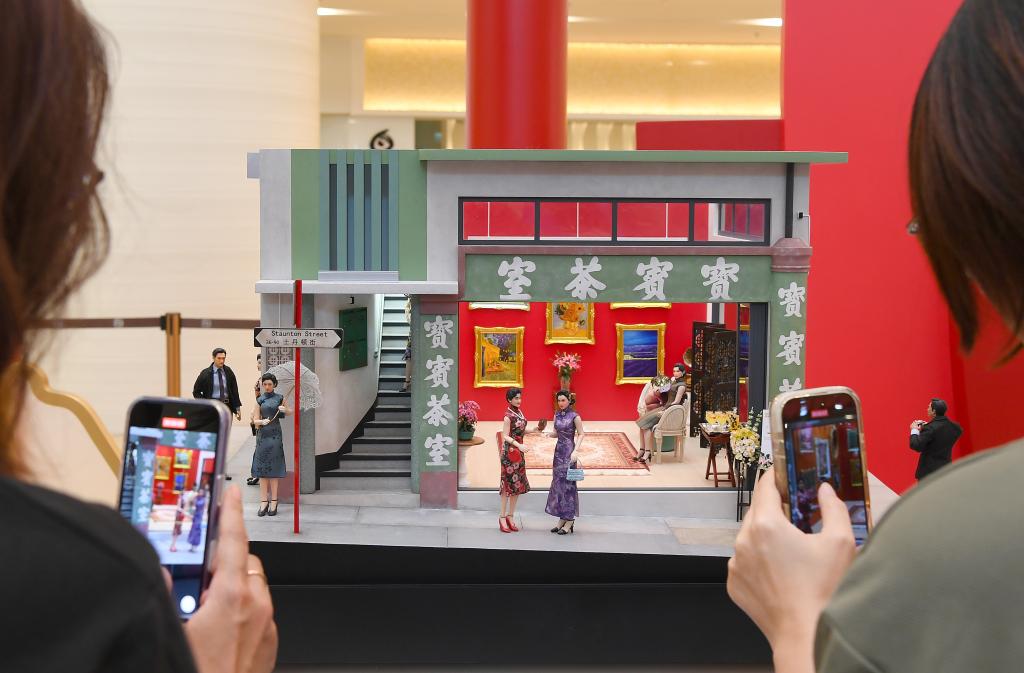 9月22日，媒体记者在微型艺术展上拍摄作品《芳华玉立》。新华社记者 陈铎 摄