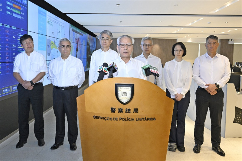 图为岑浩辉部署全面启动应急机制。澳门特区新闻局供图