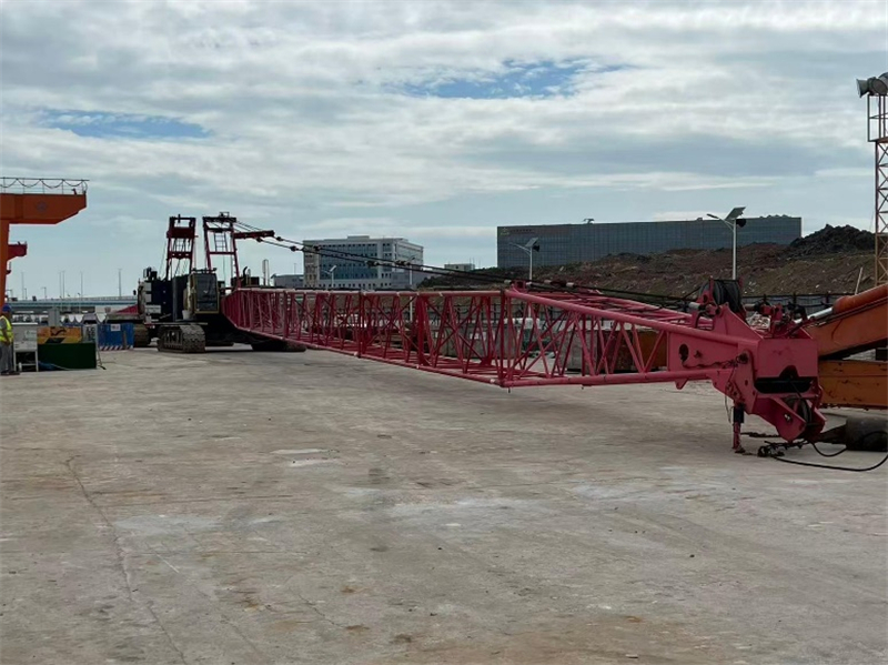 图为有关施工现场做好防风准备。澳门特区公共建设局供图