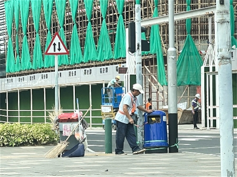 图为紧急加固易移动及脱落的设施。澳门特区市政署供图