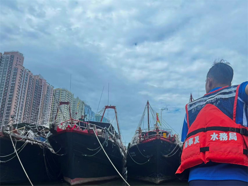 图为海事及水务局协调渔船进港避风。澳门特区海事及水务局供图
