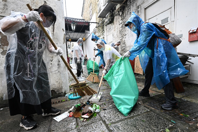 图为公共部门风后支援队在社区清理垃圾。澳门特区新闻局供图