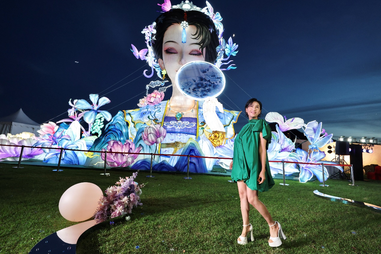 曾在影视作品中扮演“紫霞仙子”的香港女演员朱茵担任活动代言人。她在活动现场接受媒体采访时表示，华服很有特色、很美，不论是那个朝代的服装都有它独特的设计，希望借华服嘉年华向外宣扬香港的美。紫荆文化集团供图