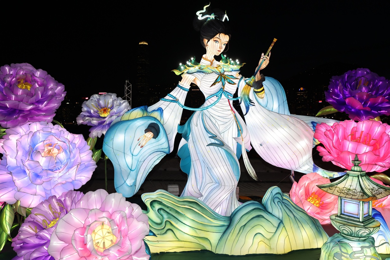 花灯运用“南国灯城”四川自贡的彩灯技艺，结合华服等中国传统文化元素，融合现代光影技术，形成独具特色的灯光景观。紫荆文化集团供图